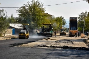 Lice ilçesinde yollara asfalt serildi