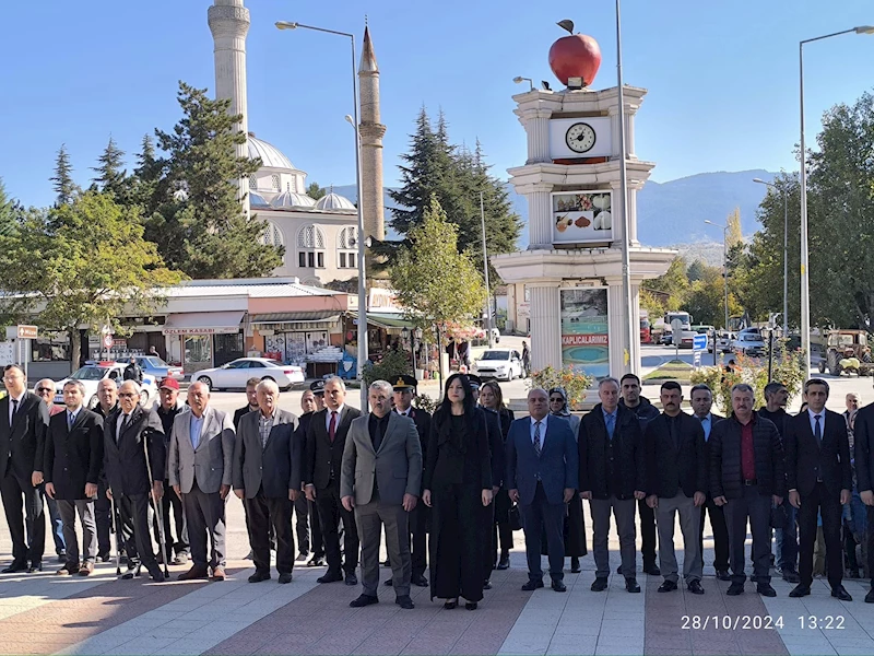 29 Ekim Cumhuriyet Bayramı etkinlikleri, 28 Ekim Günü Çelenk Sunma Töreni ile Başladı