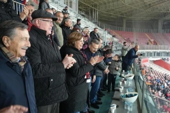 BAŞKAN ÜNLÜCE ESKİŞEHİRSPOR’A DESTEK İÇİN ATATÜRK STADYUMU’NDAYDI