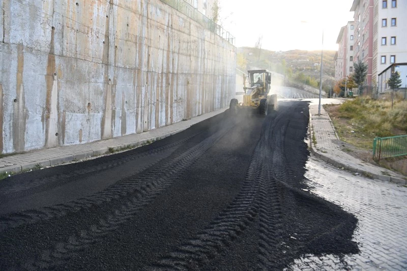 TOKİ KONUTLARINA ASFALT ÇALIŞMASI YAPILDI.