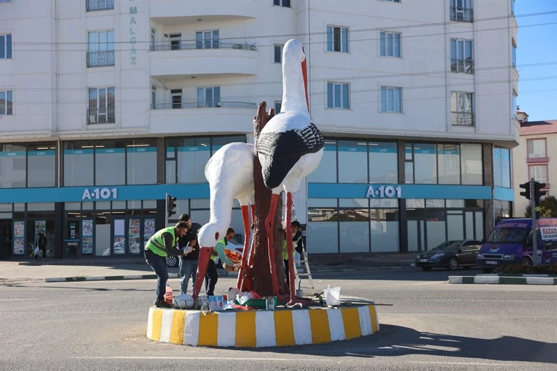 Iğdır Leylekler heykelinin bakımı devam ediyor.