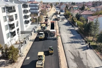 BÜYÜKŞEHİR BELEDİYESİ YEŞİLTEPE’DE YOLLARI YENİLİYOR