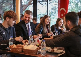 Başkan Görkem Duman, Kuzey Makedonyalı gençlerle Türkçe Eğitim Bayramı’nı kutladı