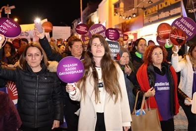 Çeşme’de kadına yönelik şiddete karşı farkındalık yürüyüşü düzenlendi