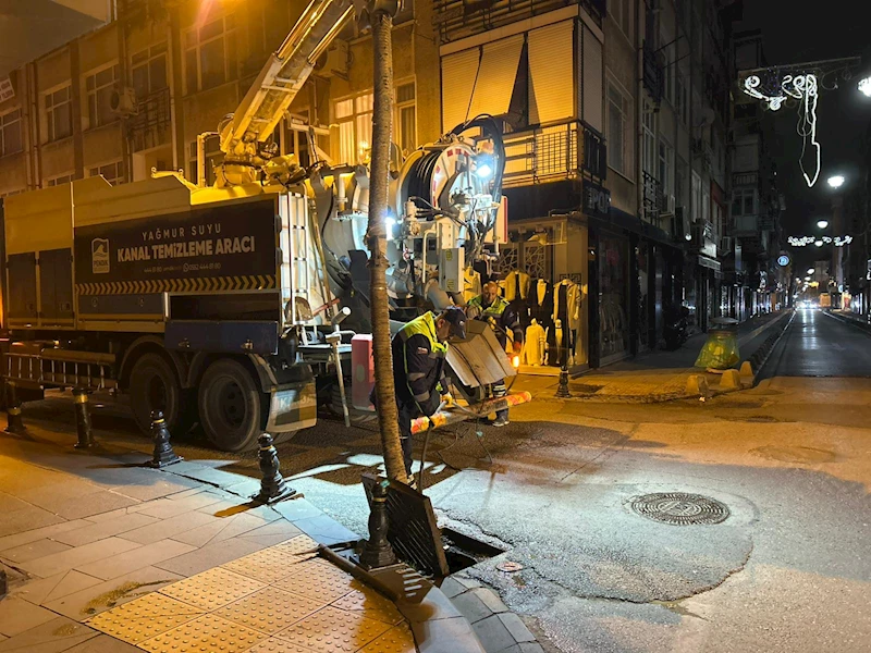 Çarşıda trafiği etkilememek için gece mesaisi yapıyorlar