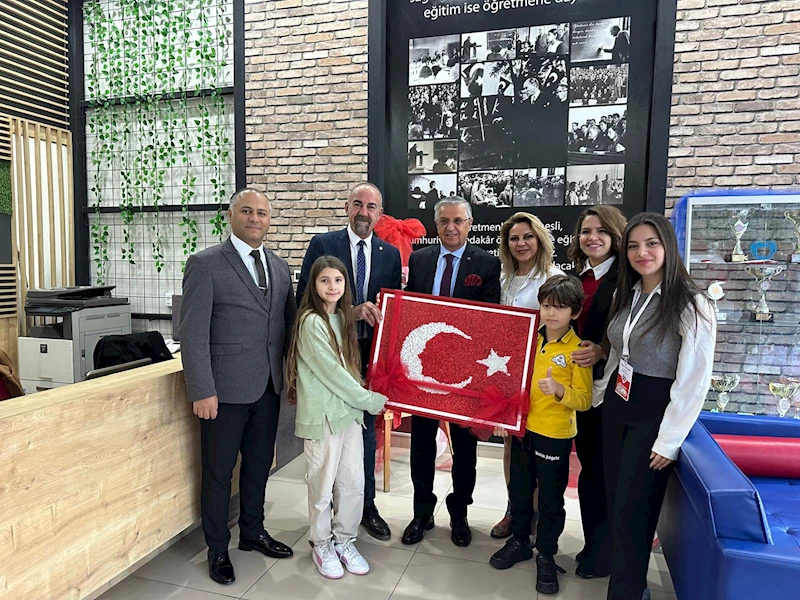 Öğrencilerden Başkan Topaloğlu’na Türk bayrağı