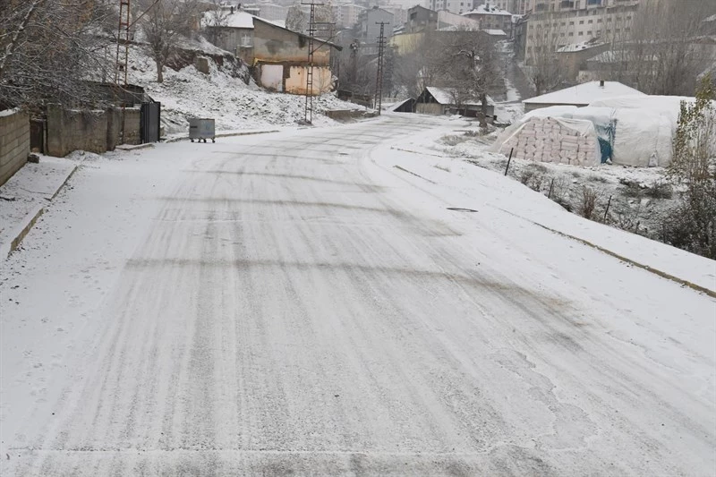 BUZLANMALARA KARŞI TUZLAMA ÇALIŞMASI YAPILDI.