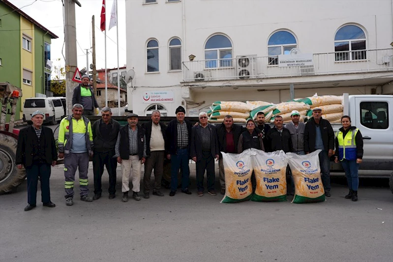 ÜRETİCİDEN ALINAN MISIR VE ARPA, ÜRETİCİYE YEM OLARAK DAĞITILIYOR