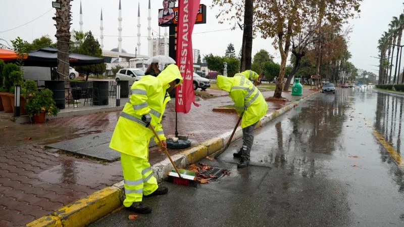 Mersin Büyükşehir Belediyesi ve MESKİ Ekiplerinin Aralıksız Çalışmalarıyla Olası Su Taşkınlarının Önüne Geçiliyor