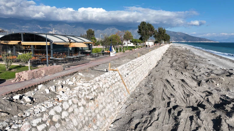 Demre Kömürlük Sahili’ne 450 metre uzunluğunda duvar