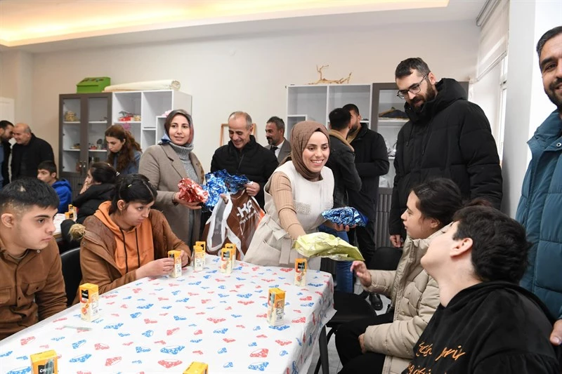 EŞ BAŞKANLARDAN ÖZEL GEREKSİNİMLİ ÖĞRENCİLERE SÜRPRİZ