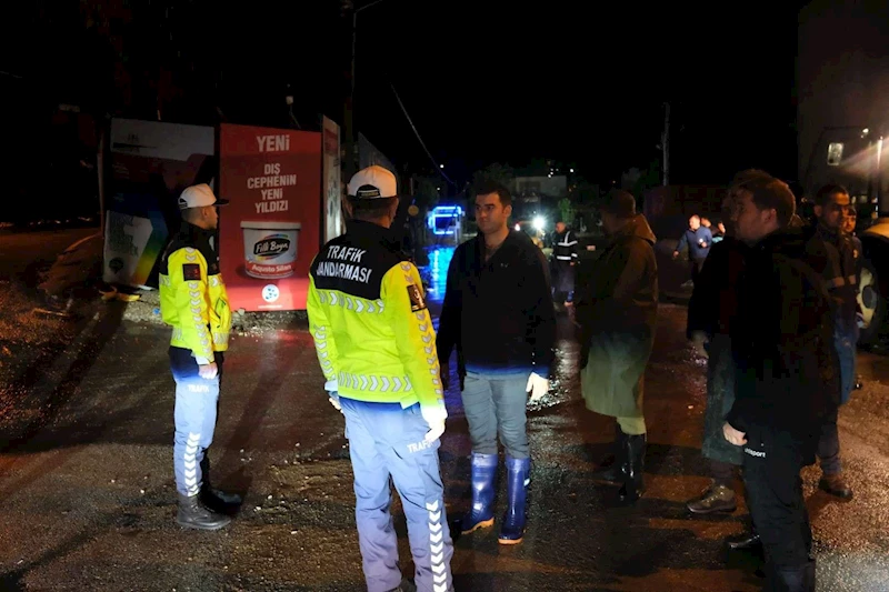 BAŞKAN MANDALİNCİ, BELEDİYE EKİPLERİ İLE SAHADAYDI