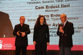 ŞEHİR TİYATROLARI VE SENFONİ ORKESTRASI  SANATÇILARINA YILIN SANAT ÖDÜLÜ
