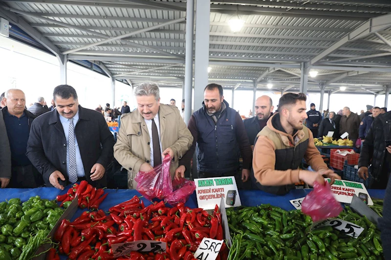 BAŞKAN PALANCIOĞLU YENİ AÇTIKLARI PAZAR YERİNDE ALIŞVERİŞ YAPTI, VATANDAŞLARLA BİR ARAYA GELDİ