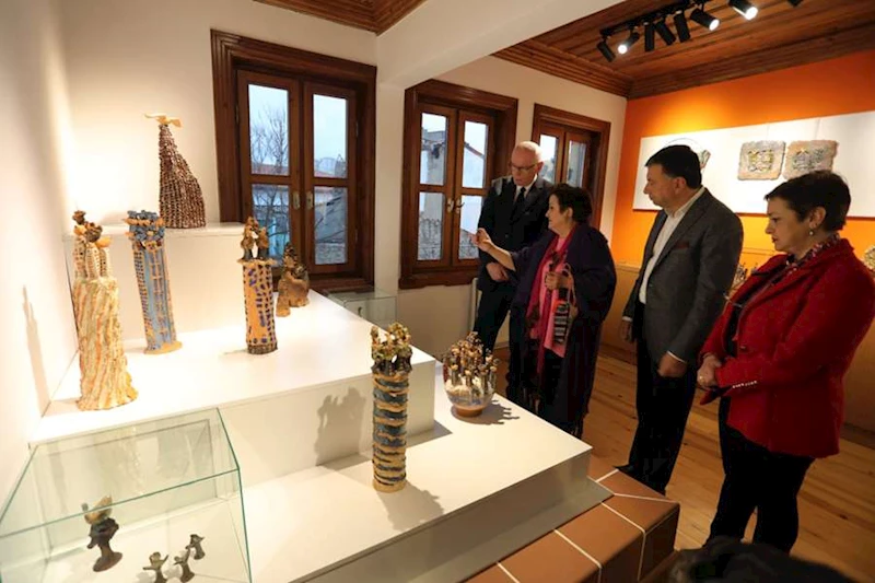 ŞEHRİN ATEŞİ SERAMİK GALERİSİ YOLCULUĞUNA “KUŞLAR, EVLER, AĞAÇLAR” İLE DEVAM EDİYOR