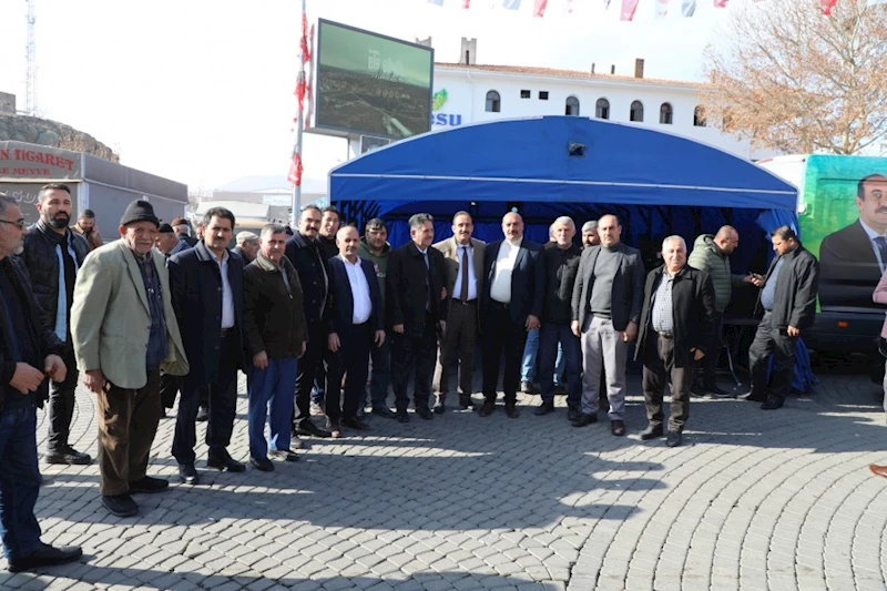 Belediye başkanımız Av. Mustafa İlmek,AK Parti İlçe Başkanımız Sn. Mehmet Koç MHP İlçe Başkanımız Sn. Seçkin Kızılışık ilçemizde kurulan Cuma pazarında ikram ettiğimiz sıcak çorbamız ve gönül sohbetimizle halkımızla bir araya geldi.