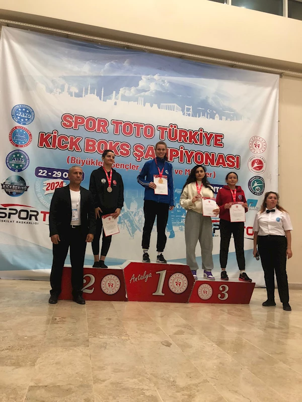 Büyükşehir’in kick bokscuları Antalya’da rüzgâr olup esti