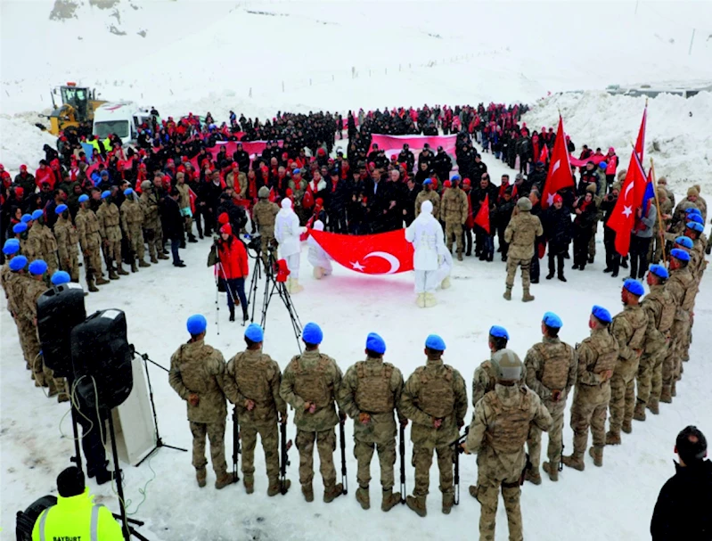 BİNLERCE BAYBURTLU ŞEHİTLERİ İÇİN YÜRÜDÜ