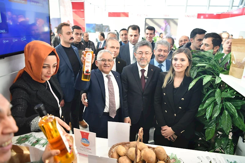 Bakan Yumaklı ve Başkan Büyükkılıç, Bölgenin En Büyük Tarım Fuarını Ziyaret Etti