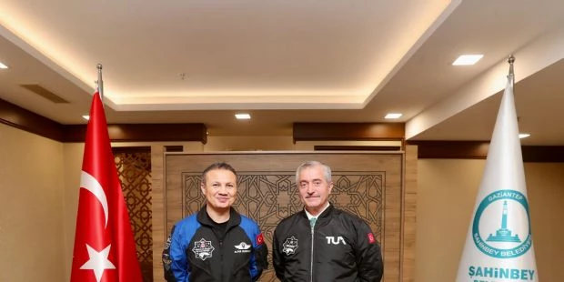 Belediyemiz Alper Gezeravcı´yı Gaziantepli Öğrencilerle Buluşturdu