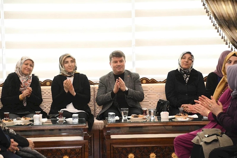 BELEDİYE BAŞKANI DR. EVREN DİNÇER NAKKAŞ, KÜÇÜK BÖLCEK KADIN AKTİVİTE MERKEZİNDEKİ KURSİYERLERLE BİR ARAYA GELDİ