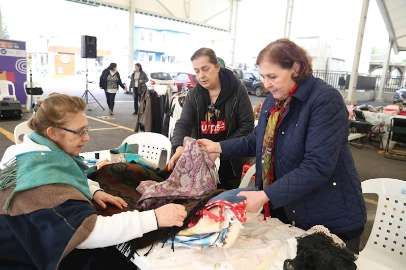Bilinçsiz tüketime karşı ikinci el eşyaları takas ettiler