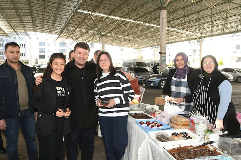 BELEDİYE BAŞKANI DR. EVREN DİNÇER HANIMELİ PAZARINDA ALIŞVERİŞ YAPAN ESNAF VE VATANDAŞLARI ZİYARET ETTİ