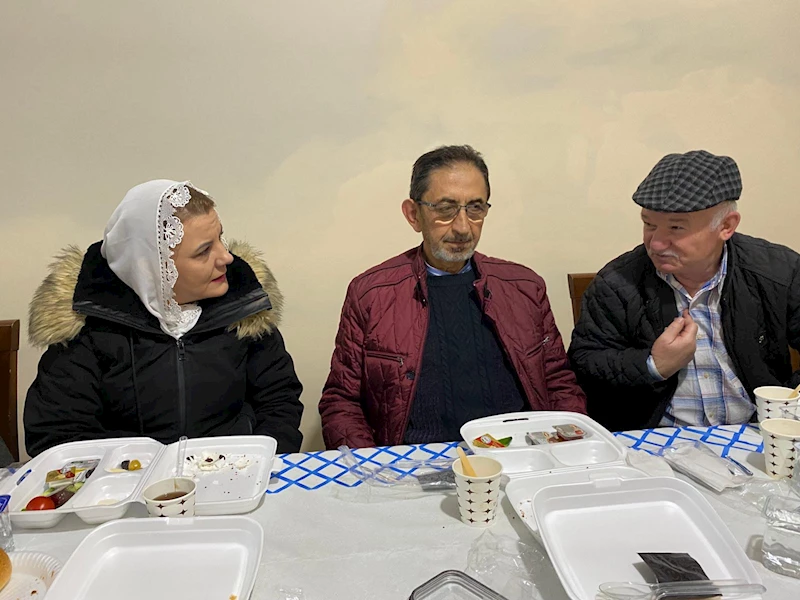 HÜRRİYET, SABAH NAMAZIN SONRASI ŞEYH EDEBALİ CAMİİ CEMAATİYLE BULUŞTU