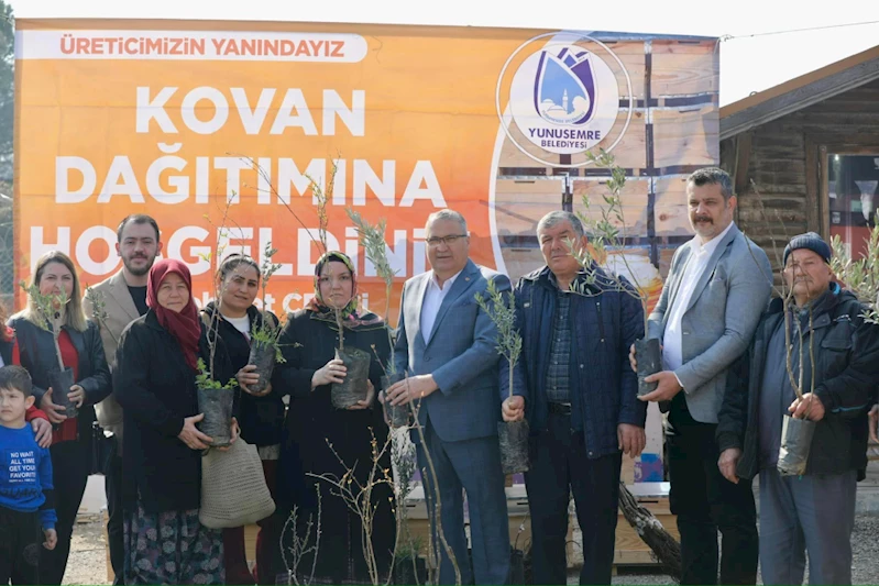YUNUSEMRE BELEDİYESİ ÜRETİCİSİNE 25 BİN FİDAN DAĞITTI