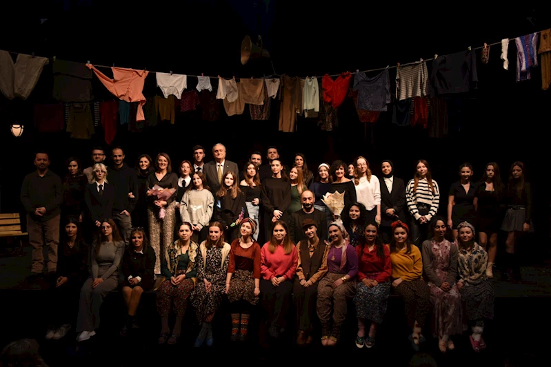 -BOZÜYÜK BELEDİYESİ GENÇLİK TİYATROSU “MACBETH ABLA” OYUNU İLE BEĞENİ KAZANDI