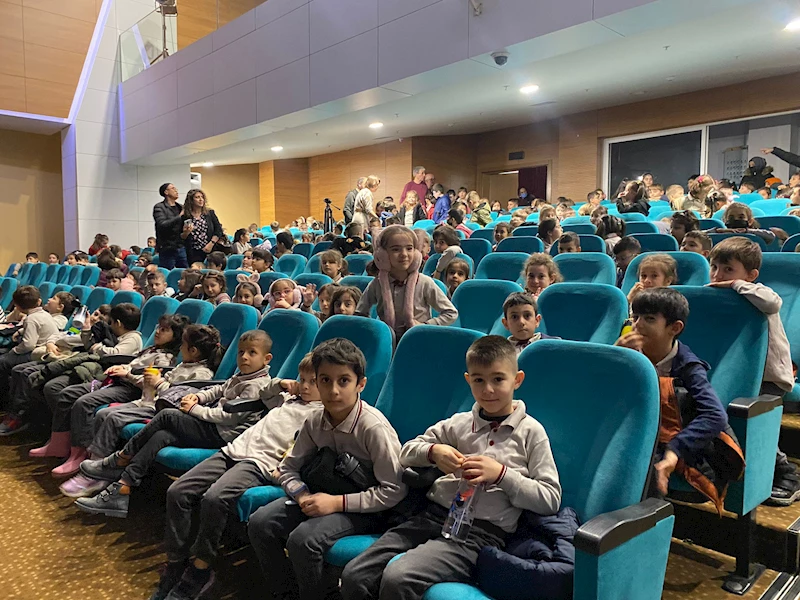 -BOZÜYÜK’TE TİYATRO İZLEMEYEN ÇOCUK KALMASIN