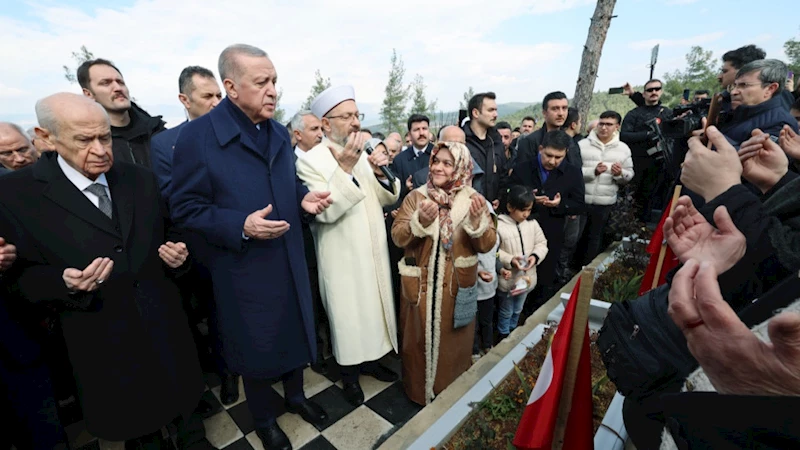 Cumhurbaşkanı Erdoğan, Kapıçam’da Deprem Şehitliği’ni Ziyaret Etti