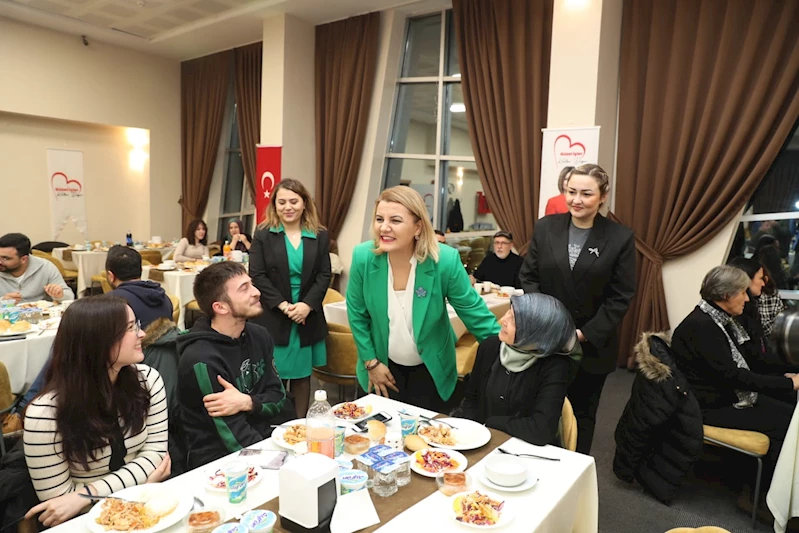 DEPREM GÖNÜLLÜLERİYLE BULUŞAN HÜRRİYET, “HER BİRİNİZ İNSANLIĞIN GERÇEK KAHRAMANLARISINIZ”