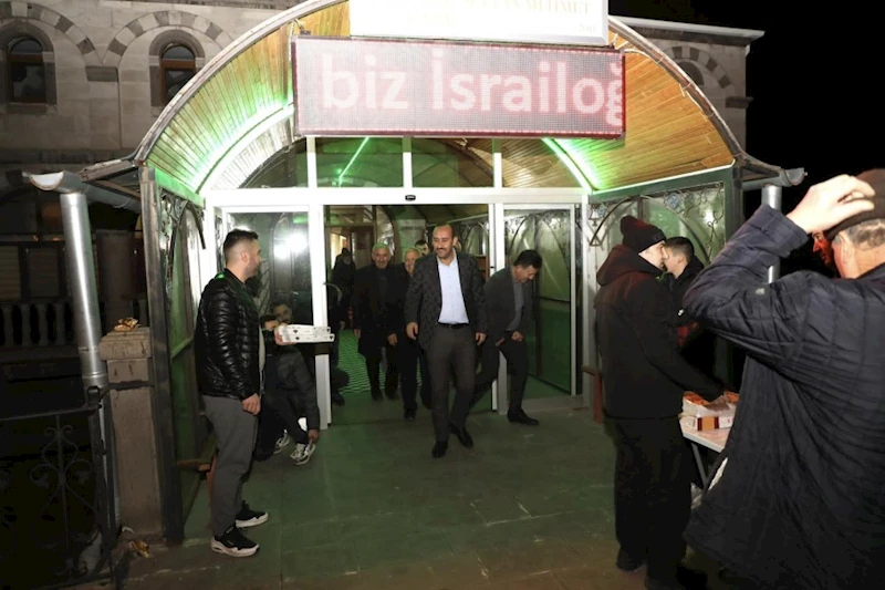 İncesu Belediyesi olarak Miraç Kandili vesilesi ile  vatandaşlarımıza cami çıkışı kandil simidi ve lokum ikram ettik.  Bu vesilesi ile Tüm İslam Aleminin ve kıymetli