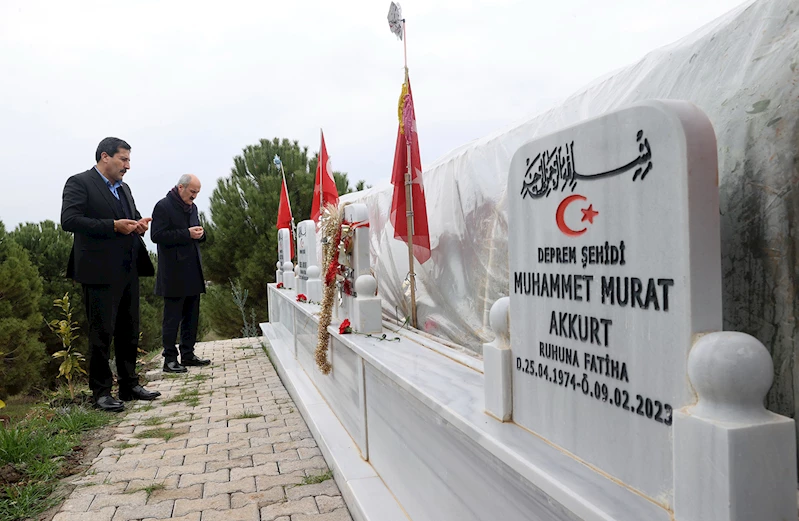 BAŞKAN OKAY, HAYATINI KAYBEDEN PERSONELİ MEZARI BAŞINDA ANDI