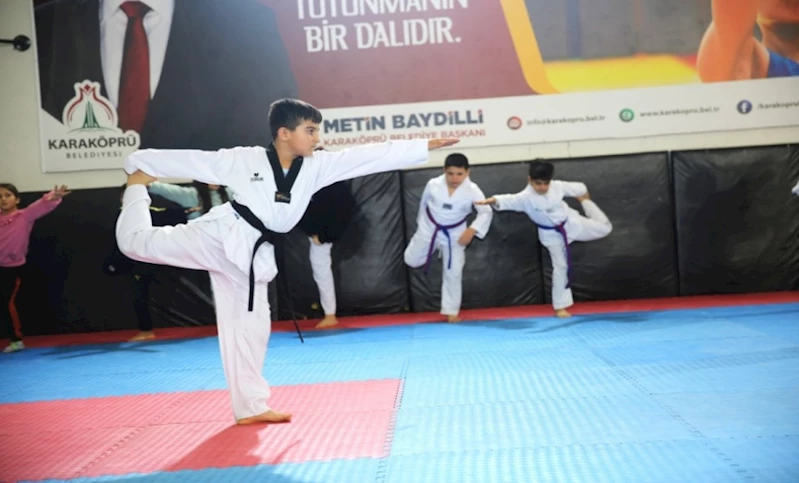 KARAKÖPRÜ’DE ÇOCUKLAR ZAMANINI TEKVANDO KURSUNDA DEĞERLENDİRİYOR