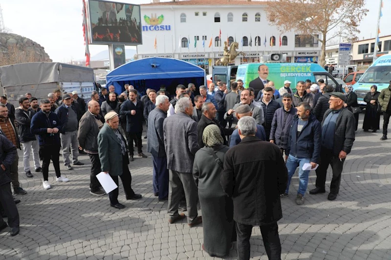 Cuma gününün feyz ve bereketini, her hafta olduğu gibi kıymetli hemşehrilerimizle kucaklayarak yaşıyoruz. Rabbim birlik ve beraberliğimizi bozmasın.