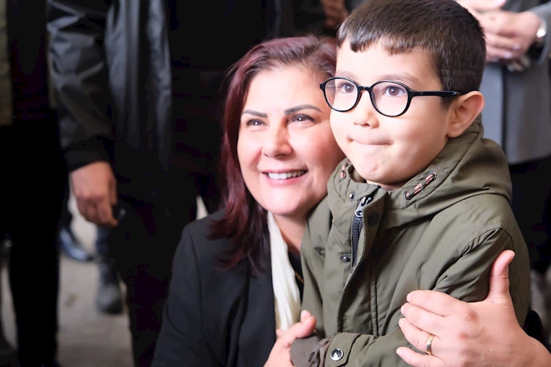 BAŞKAN ÇERÇİOĞLU, EFELER FATİH PAZARYERİ’NDE VATANDAŞLARLA BULUŞTU