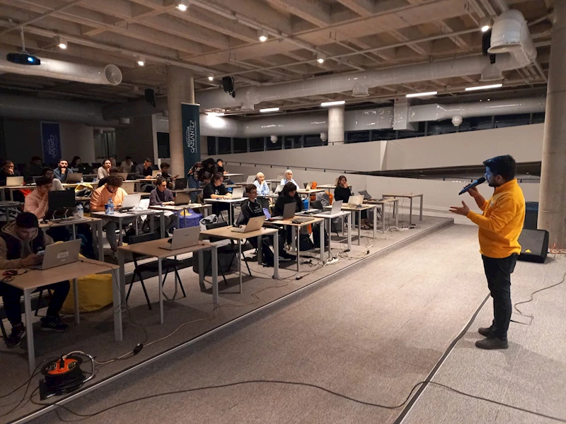 TEKNOGARAJDA “RAMAZAN GAMECODE CAMP” ETKİNLİĞİYLE KATILIMCILAR, PYTHON DÜNYASINI KEŞFEDİYOR