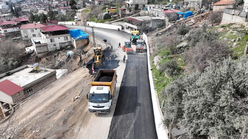 Büyükşehir, Türkoğlu’nda Orçan Caddesi’ni Sıcak Asfaltla Buluşturuyor