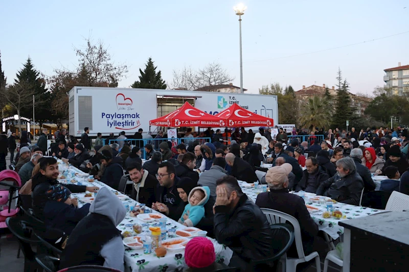 İZMİT BELEDİYESİ MOBİL AŞEVİ İFTAR SOFRALARI İLE GÖNÜLLERE DOKUNMAYI SÜRDÜRÜYOR