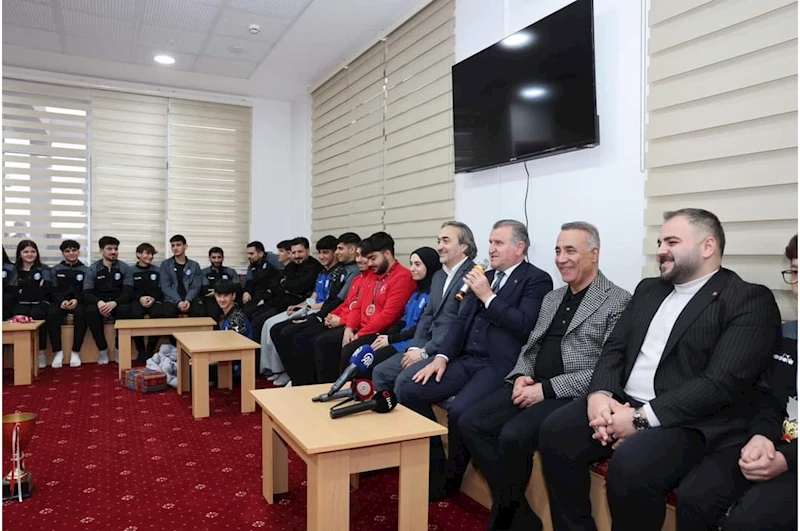 Bakan Osman Aşkın Bak, Sultangazi’nin başarılı sporcularıyla buluştu