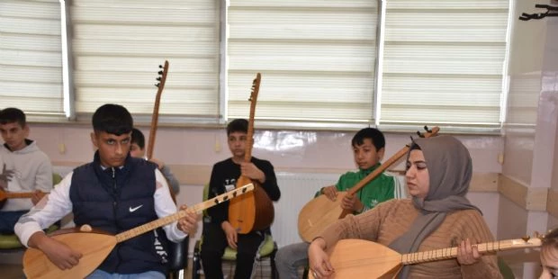 Belediyemiz Tesislerinde Bağlama Çalmayı Öğreniyorlar
