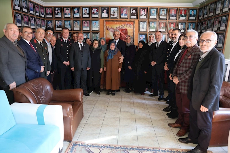 ŞEHİT AİLELERİ BAŞIMIZIN TACIDIR