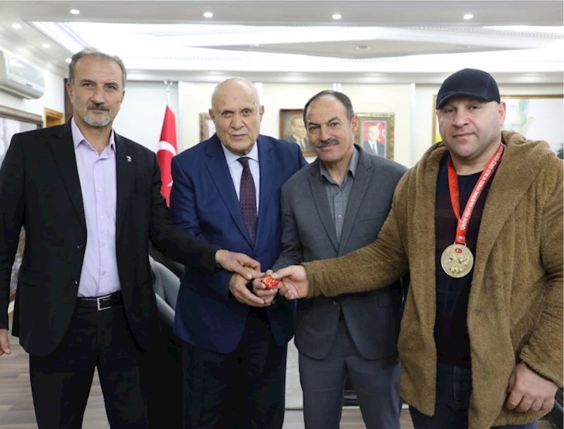 BİLEK GÜREŞİ ŞAMPİYONLARIMIZ DA ALTINLA ÖDÜLLENDİRİLDİ