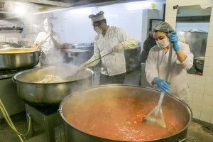 Belediyemiz tarafından Ramazan ayında günlük 800 kişiye iftar yemeği götürülüyor