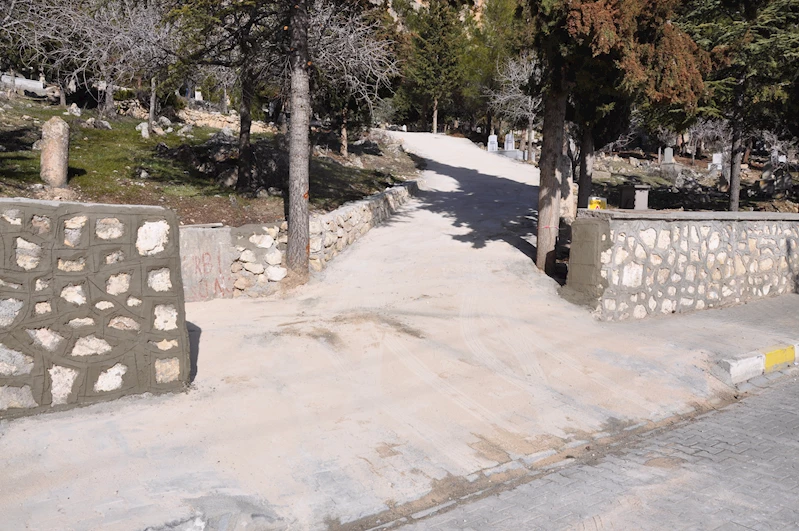 MUSALLA MEZARLIĞINDA YOL İYİLEŞTİRME ÇALIŞMALARI TAMAMLANDI