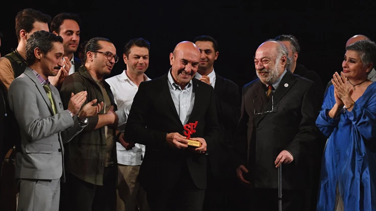“Türk tiyatrosunda tarih yazdınız Sayın Başkan”