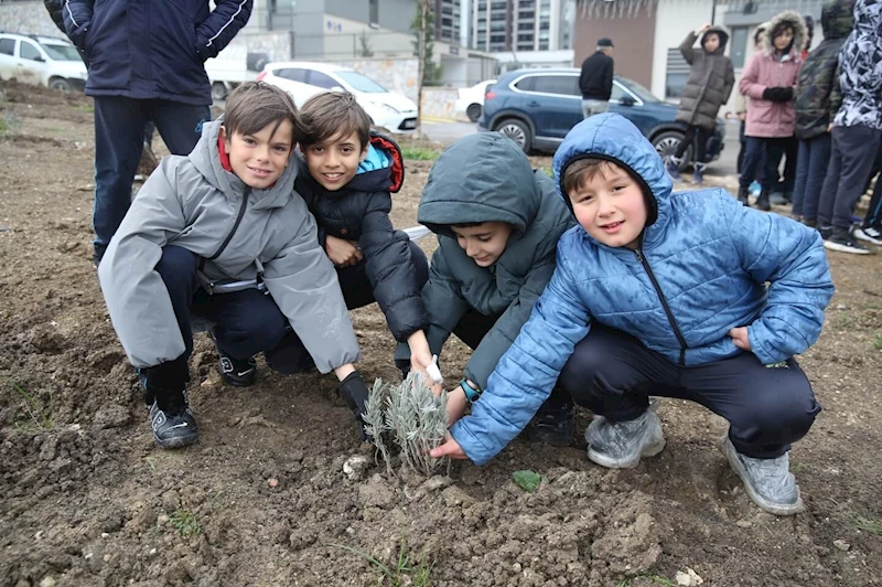 Çocuklar gelecek için fidan dikti
