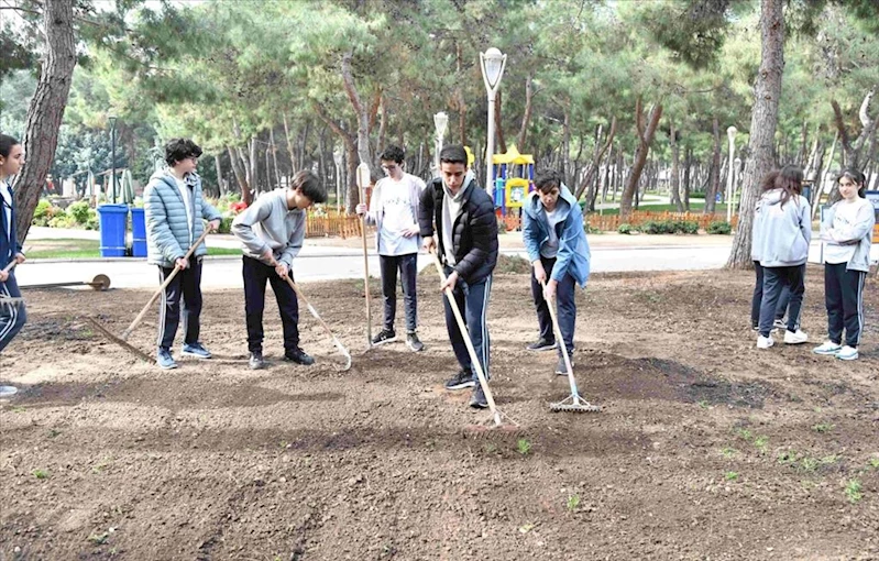 Öğrenciler HayatPark’ı çimlendirdi